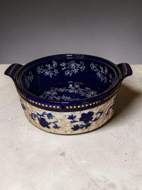 TEMP-TATIONS 2 QT CASSEROLE DISH Floral Lace Basketweave Design Blue Tan White